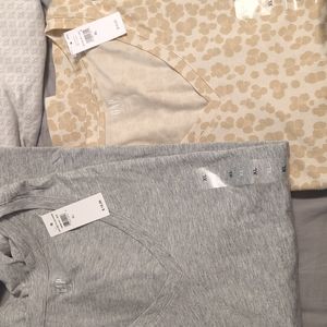 NWT set of 2 V kneck topa